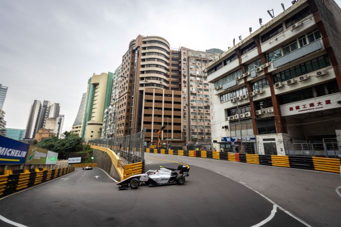 <macau