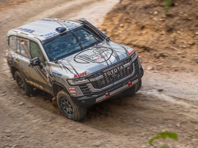 Dakar 2024 Toyota Gazoo Racing Toyota GR DKR Hilux EVO T1U serviceauto foto 1><i>URL : https://www.toyota-body.co.jp/dakar/</i><br />
<br />
<b>Partners</b><br />
Red Bull heeft zichzelf gevestigd als de voornaamste supporter van extreme sporten en atleten, en past als zodanig perfect bij de Dakar- en W2RC-inspanningen van TOYOTA GAZOO Racing. De Oostenrijkse fabrikant van energiedrankjes werkt al jaren samen met TGR, en de betrokkenheid wierp zijn vruchten af toen het team in januari 2022 een tweede Dakar-titel won, en een derde in 2023.<br />
<br />
SpeedMax is een private label van CantuStore, het grootste omnichannelplatform en leider op de markt voor bandenvervanging in Brazilië. SpeedMax bevordert maximale prestaties door middel van hoogwaardige banden die geschikt zijn voor alle soorten voertuigen, van personenauto's tot vrachtwagens en tractoren, maar ook voor binnenbanden en vrachtwagenwielen.<br />
<br />
Het team wordt verder ondersteund door Innovation Group Services, Toyota Financial Services, Toyota Authentic Motor Oil, Eurol, Repsol Renewable Fuels, BF Goodrich, Sparco, Maxion Wheels en Kinto. SVR wordt ondersteund door Jonsson Workwear, USN en Ingco.<br />
<br />
<img src=