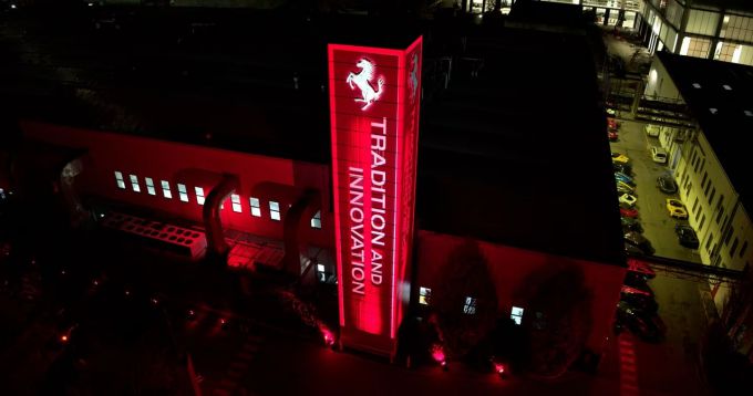 Ferrari lichtshow Maranello Foto 2