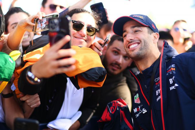 Daniel_Ricciardo_Red_Bull_2023_selfie_met_fan