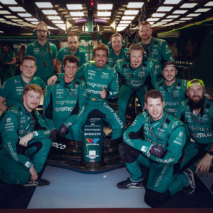 Fernando_Alonso_en_2023-AM_crew