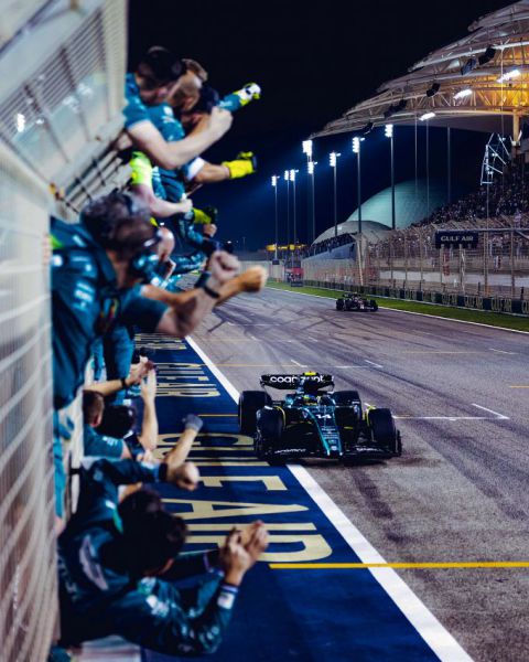 Fernando_Alonso_team_groet
