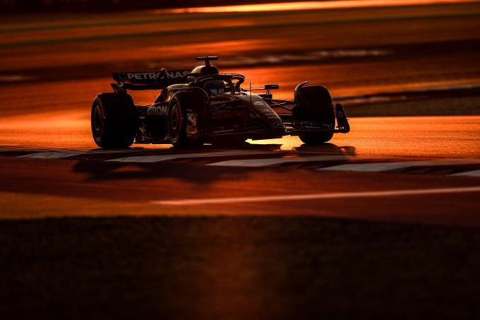 George_Russell_GP_Qatar_actie_sunset