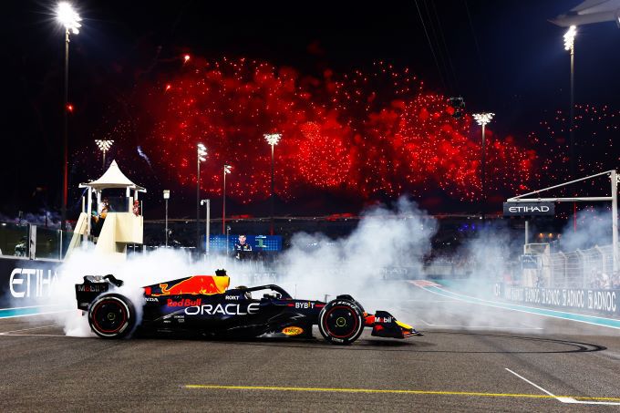 Max_Verstappen_vuurwerk_Abu_Dhabi