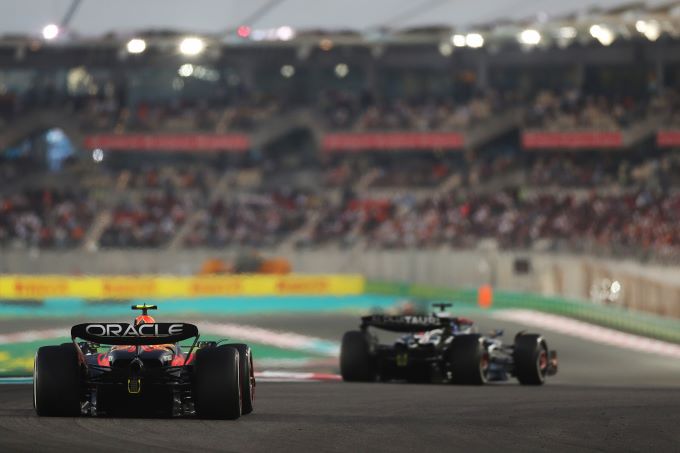 Red_Bull_en_AlphaTauri_track rear