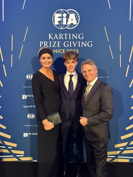 René Lammers geflankeerd met vader Jan Lammers en moeder Mariska