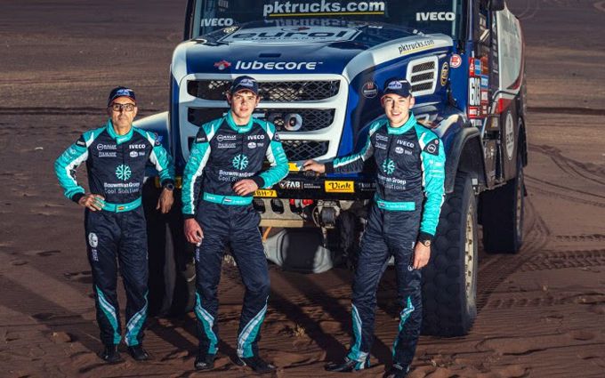 Mitchel en zijn manschappen in de Iveco Powerstar