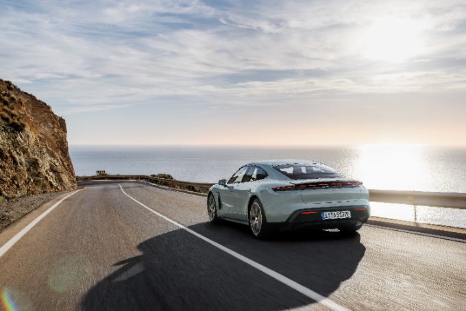 Nieuwe Porsche Taycan foto 2