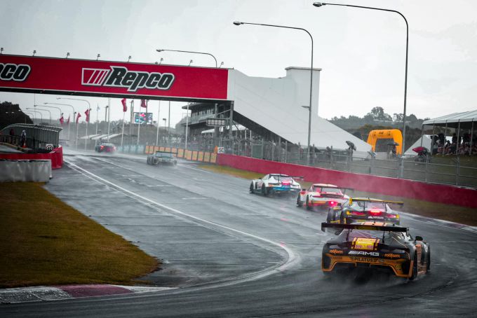 12H Bathurst startveld van achteren