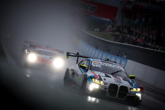 12H Bathurst BMW in de regen