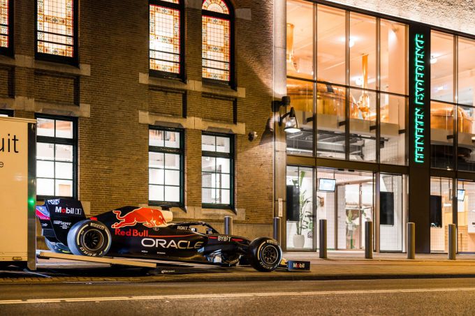 Speciale operatie! Red Bull F1-auto Max Verstappen in Amsterdam