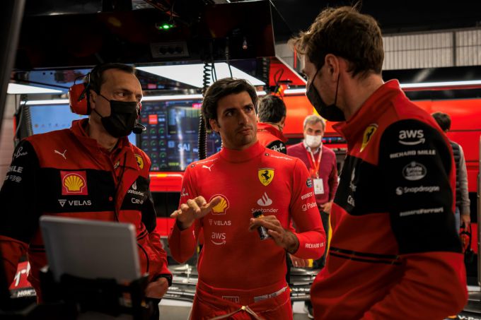 Ferrari_Carlos_Sainz_overleg