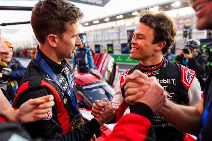 Nyck de Vries feliciteert Matt Campbell met zijn pole position