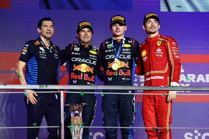 F1 podium Jeddah Sergio Perez Max Verstappen en Charles Leclerc