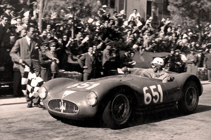 Luigi Musso in de Maserati A6GCS/35 Spyder tijdens deelname aan de Mille Miglia van 1955