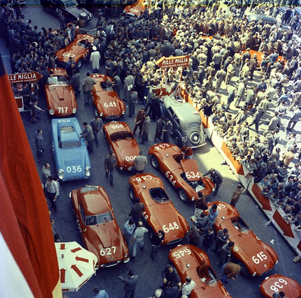 Diverse Maserati's aan de start van de Mille Miglia in 1955
