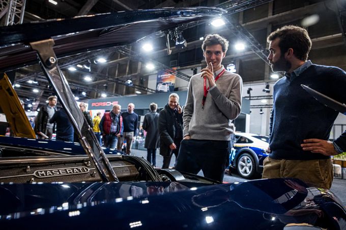 Maserati 3500GT op de beursvloer van InterClassics Brussels in 2023