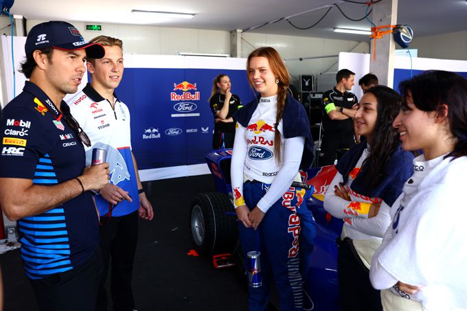 Amna en Hamda Al Qubaisi en Emely de Heus in F1 Academy