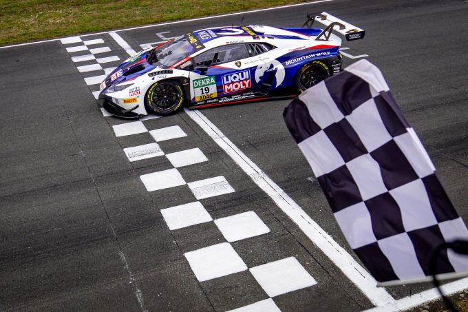 DTM Oschersleben 2024 Luca Engstler Lamborghini Team Liqui Moly by GRT winnaar Race 2 op zondag