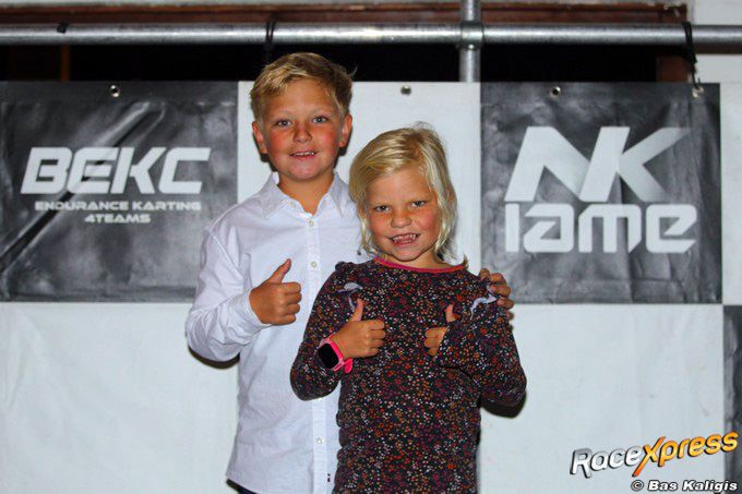 Julian en zusje op podium