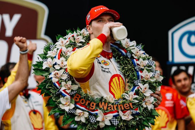 Back-to-back: Josef Newgarden wint spectaculaire 108e Indy 500, Rinus Veekay vecht zich terug naar P9 + UITSLAG