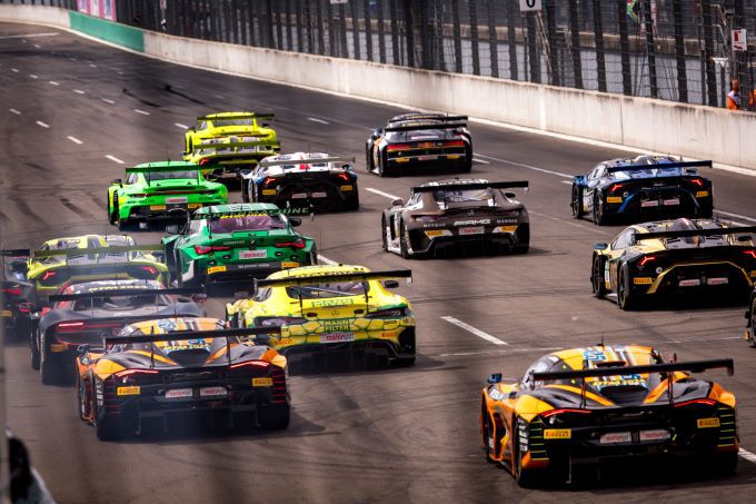 DTM Lausitzring 2024 start van race 2 op zondag achterkant