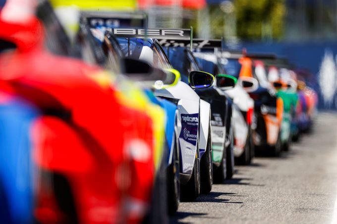 Porsche Mobil 1 Supercup in Imola kleurrijke achterkant