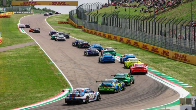Porsche Mobil 1 Supercup in Imola startveld op de rug gezien