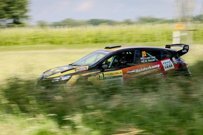 Anja van Loon laat haar sterkste punten zien: "Netjes rijden en geen fouten" - Erik van Loon geeft Subaru Impreza S14 WRC de sporen