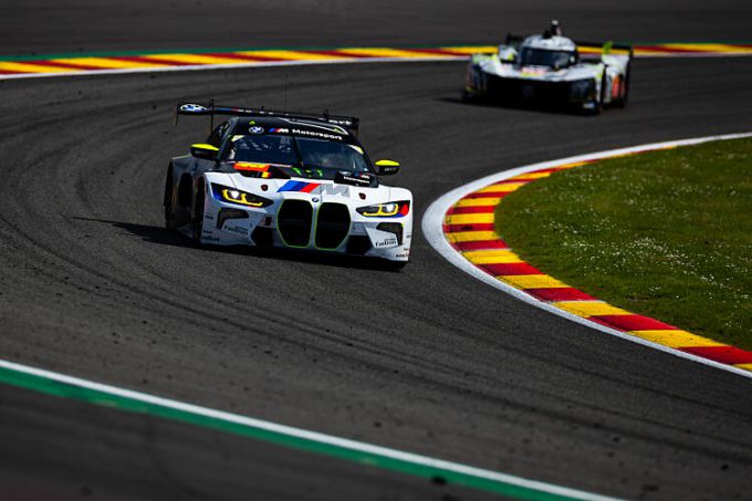 VIDEO WEC Spa 6H: Snoeiharde crash kegelt #46 BMW van Valentino Rossi uit de weg, veel schade aan vangrail