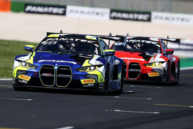 Dubbele zege voor BMW Team WRT met Valentino Rossi als winnaar op Misano; P3 voor Thierry Vermeulen!