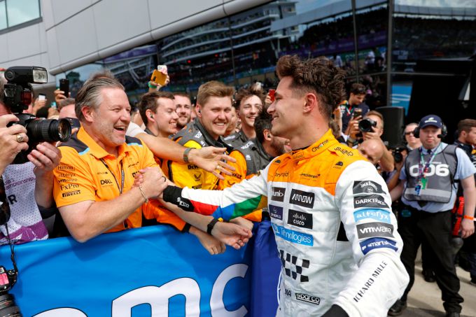 McLaren-CEO Brown gooit olie op het vuur: “Max wint geen titel in een andere auto”