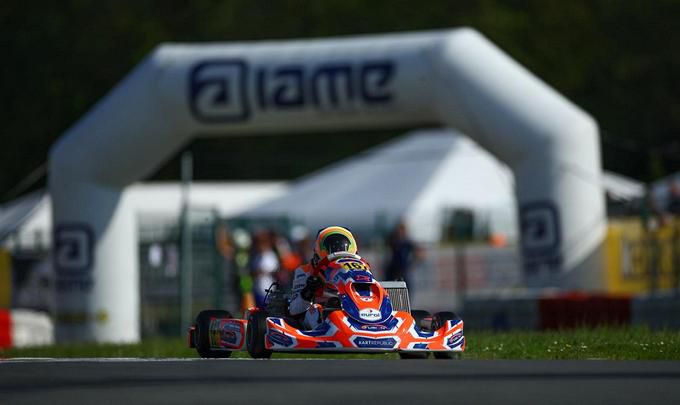 Jorn Helder als motorcoureur Valentino Rossi over het rechte stuk