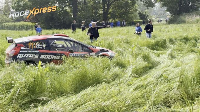VIDEO: Rallyfans helpen Kurt Boone uit de greppel tijdens Sezoensrally