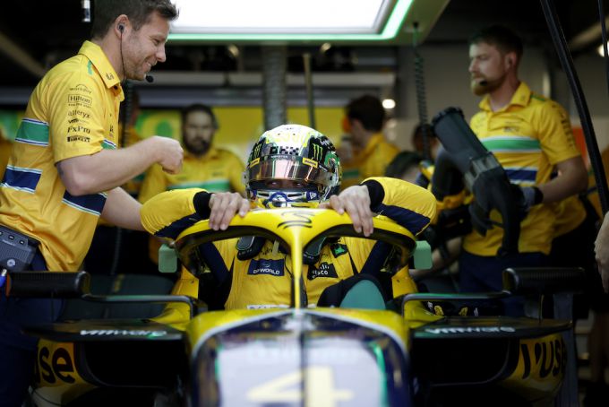 Lando Norris woest over sponsorstickers: "Onacceptabel, het kan je hele weekend verpesten"