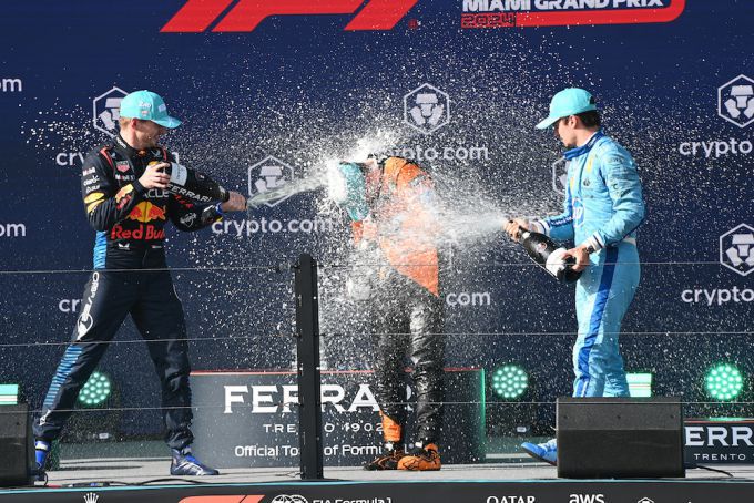 Suprematie van Max Verstappen niet zo vanzelfsprekend? Eerst Ferrari en nu McLaren voor hem gefinisht...