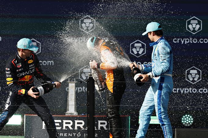 Max Verstappen kan leven met overwinning Lando Norris: "Als iemand mij moet verslaan, dan gun ik het Lando"