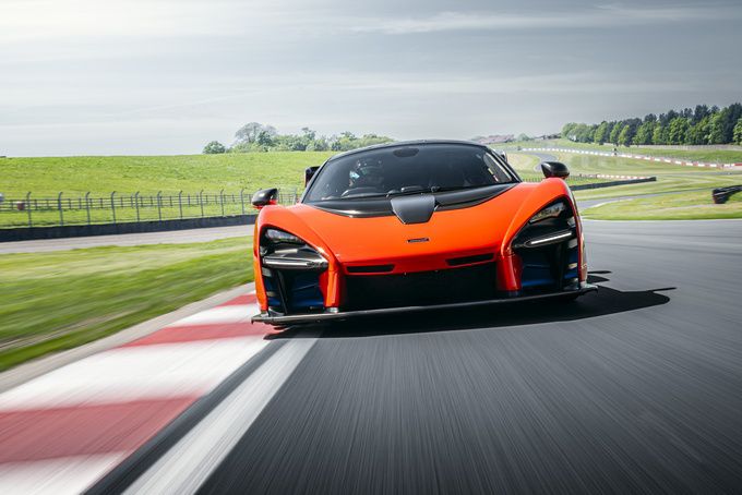 Bruno Senna brengt met een McLaren Senna eerbetoon aan de iconische openingsronde van zijn oom Ayrton Senna