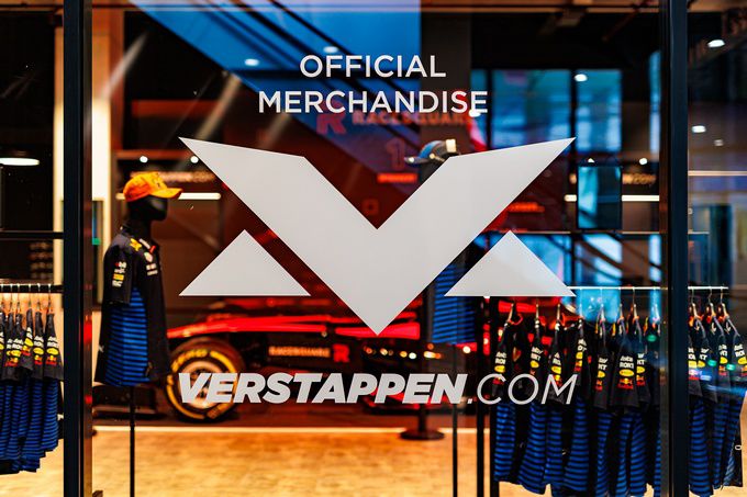 Racefans kunnen Max Verstappen-merchandise nu ook kopen bij Racesquare