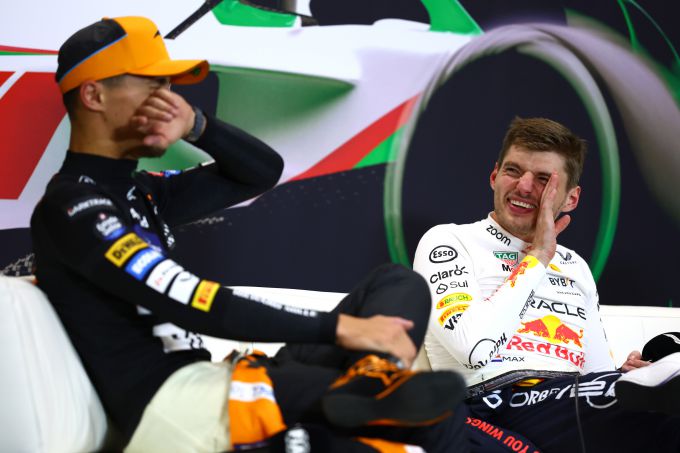 Max Verstappen ziet McLaren naderen en oppert ‘we moeten aan de bak’