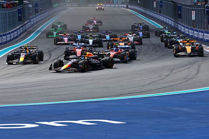 Max Verstappen boos op roekeloze actie Sergio Perez: “Hij remde vijftig meter later dan iedereen”