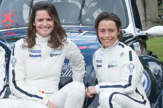Vanina werkt haar eerste Eco-Rally af met haar oudere zus Larissa aan haar zijde