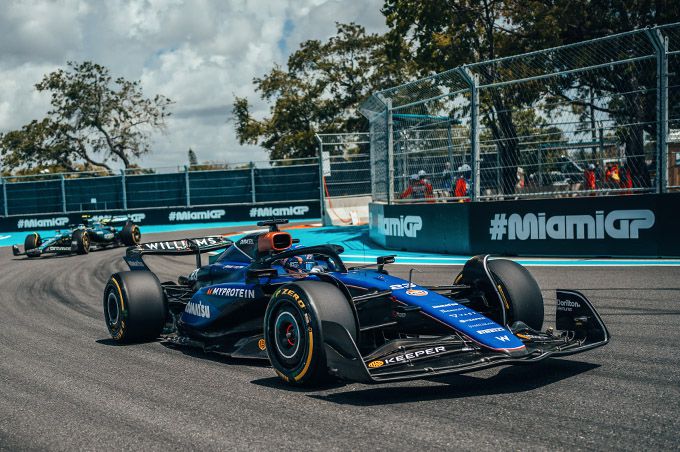 Alex Albon: "We weten nu dat dit werd veroorzaakt door schade aan de vloer in een eerdere bocht"