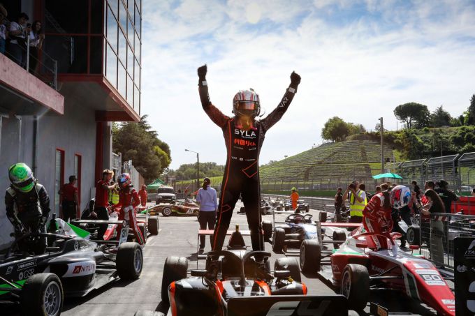 Yamakoshi vliegt naar de overwinning in race 2 van het Italiaanse F.4-kampioenschap op Imola
