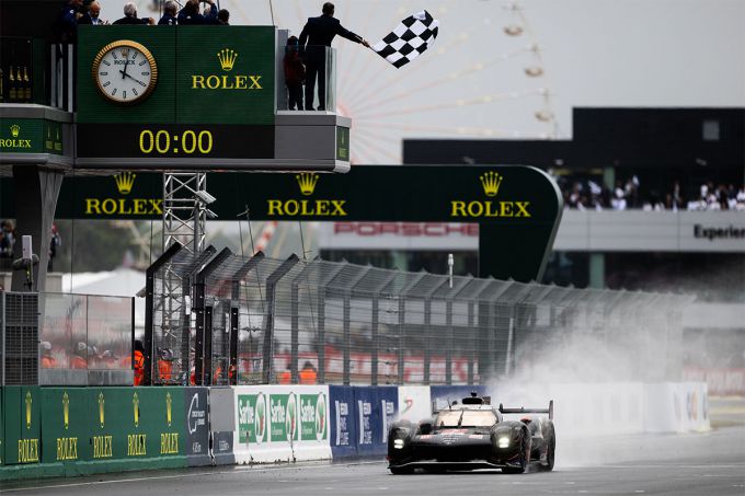 FOTO'S - Tweede plaats voor Nyck de Vries met Toyota in Le Mans-thriller: "Zo dichtbij en toch zo ver!"