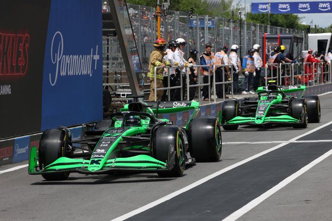 Stake F1 Team KICK Sauber koos ervoor om de afstelling van beide auto's te veranderen