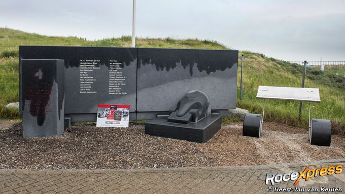 Nationaal Autosport MOnuMENT bij de hoofdingang van Circuit Zandvoort