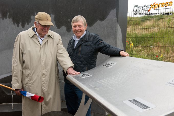 Nationaal Autosport MOnuMENT bij de hoofdingang van Circuit Zandvoort