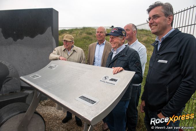Nationaal Autosport MOnuMENT bij de hoofdingang van Circuit Zandvoort