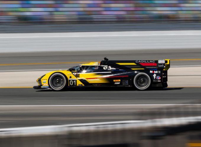 Le Mans Vlog: Renger van der Zande geeft rondleiding bij Cadillac Racing